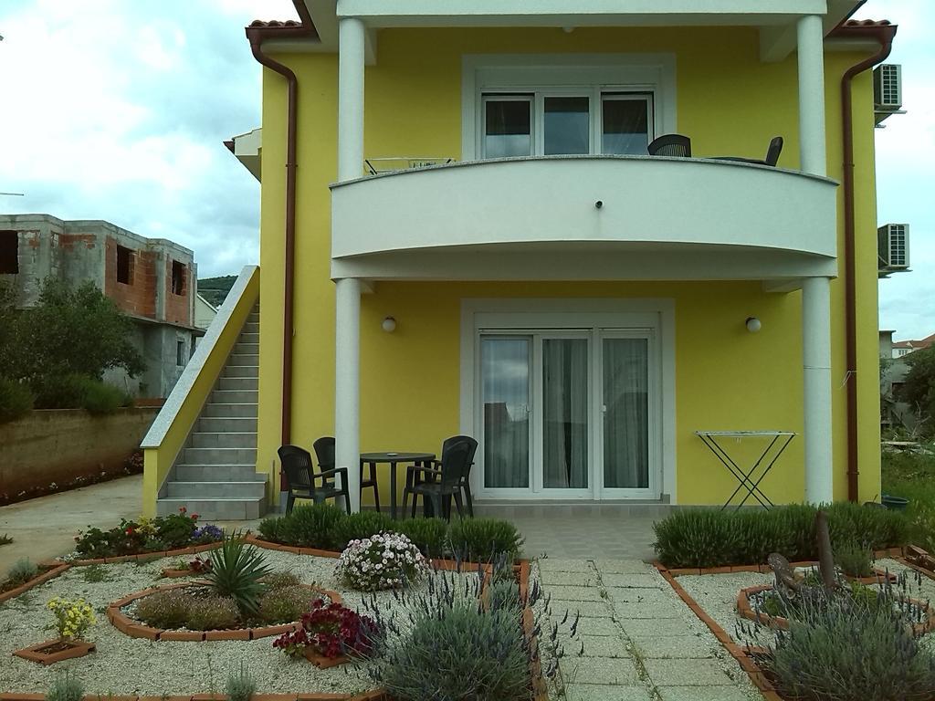 Apartments Laura I Angelina Tribalj Стая снимка